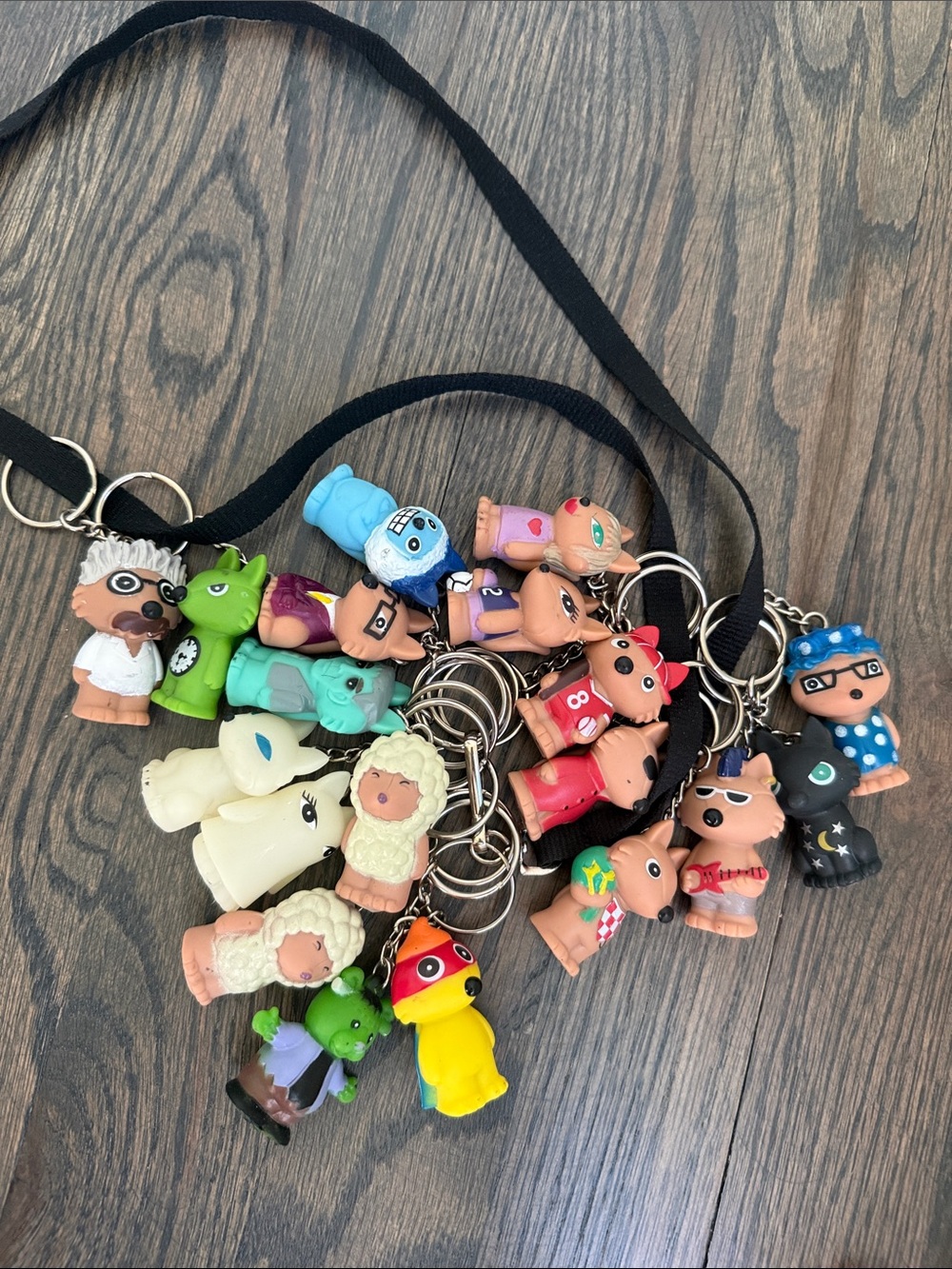 100 Collectible Keychains 1.5” Rubber 3D Key Chains Backpack Prize Favor Animals - Picture 5 of 17